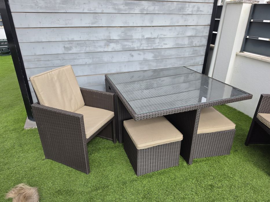 Mesa de jardim e poltronas