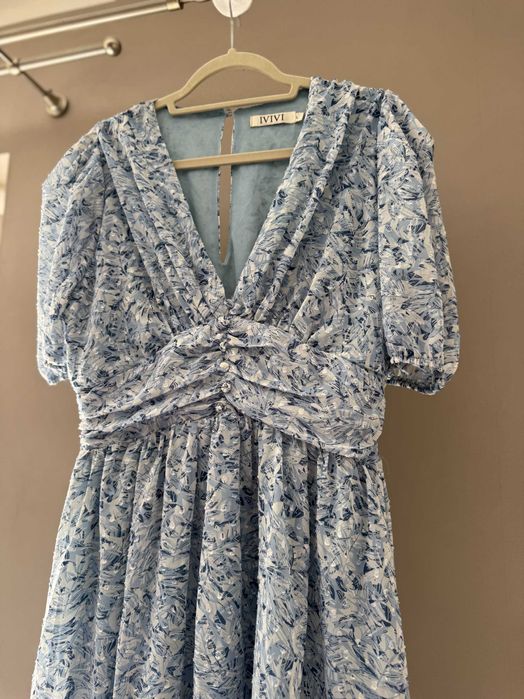 sukienka błękitna krótki rękaw w kwiaty rozkloszowana L 40