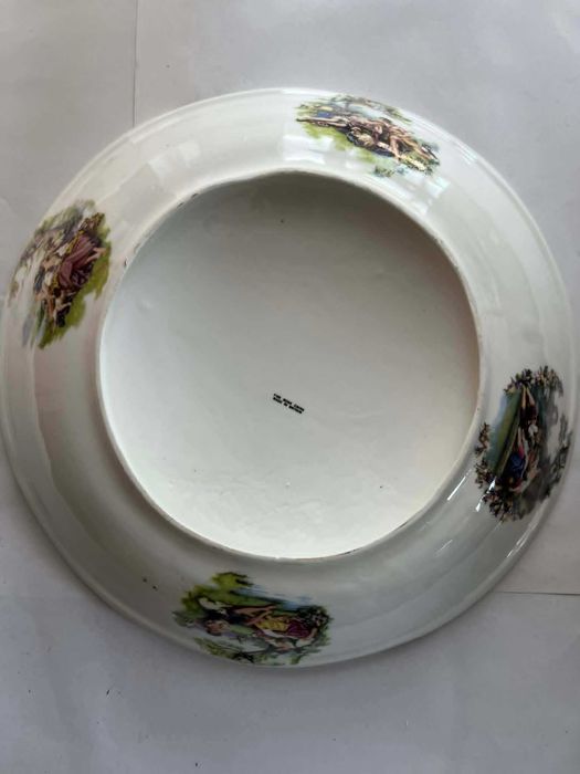 Ceramiczna misa para zakochanych w ogrodzie scenki rodzajowe