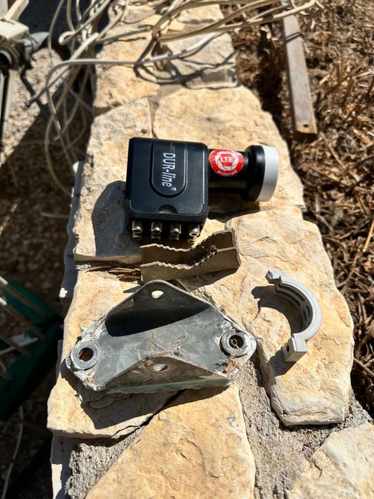 Vende-se antena parabólica com vários cabos, amplificador e LNB de 8 saídas, bem como uma antena terrestre.