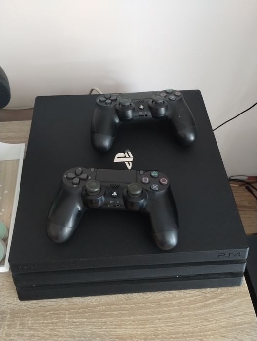 PS4 Pro, 2 pady + okablowanie