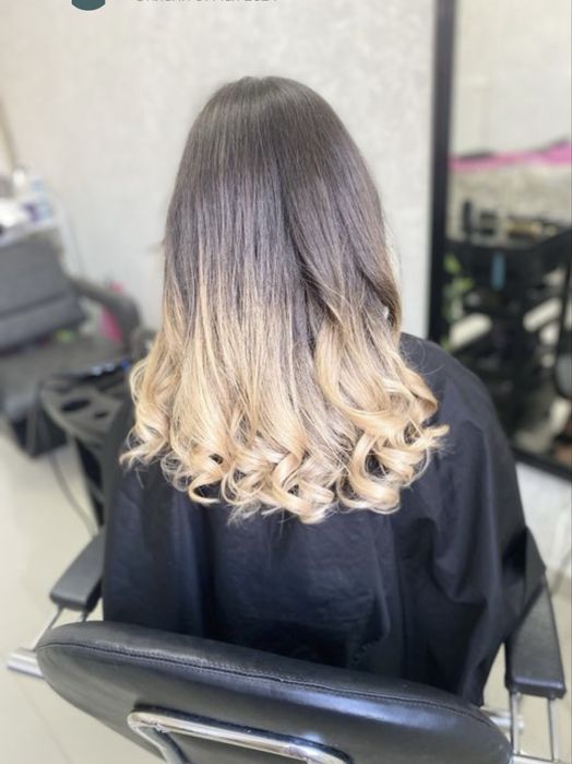 Модель фарбування волосся стрижка