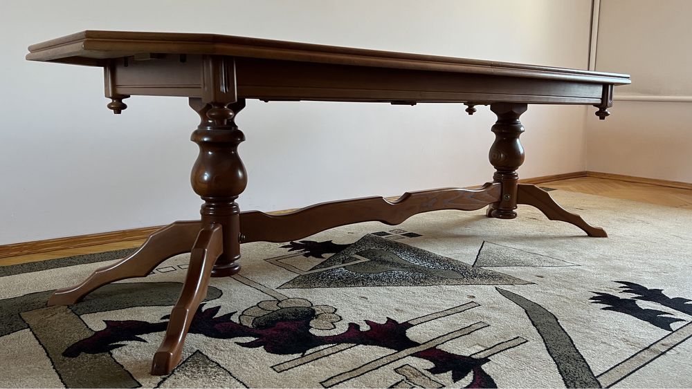 Стіл без крісел