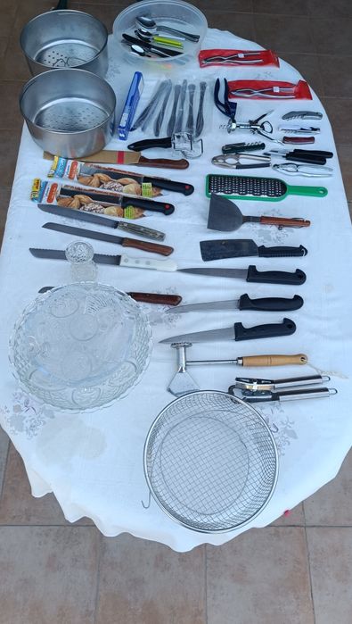 Talheres vários coisas da cozinha.