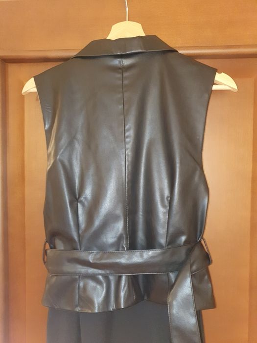 Sukienka ze skórzaną kamizelką