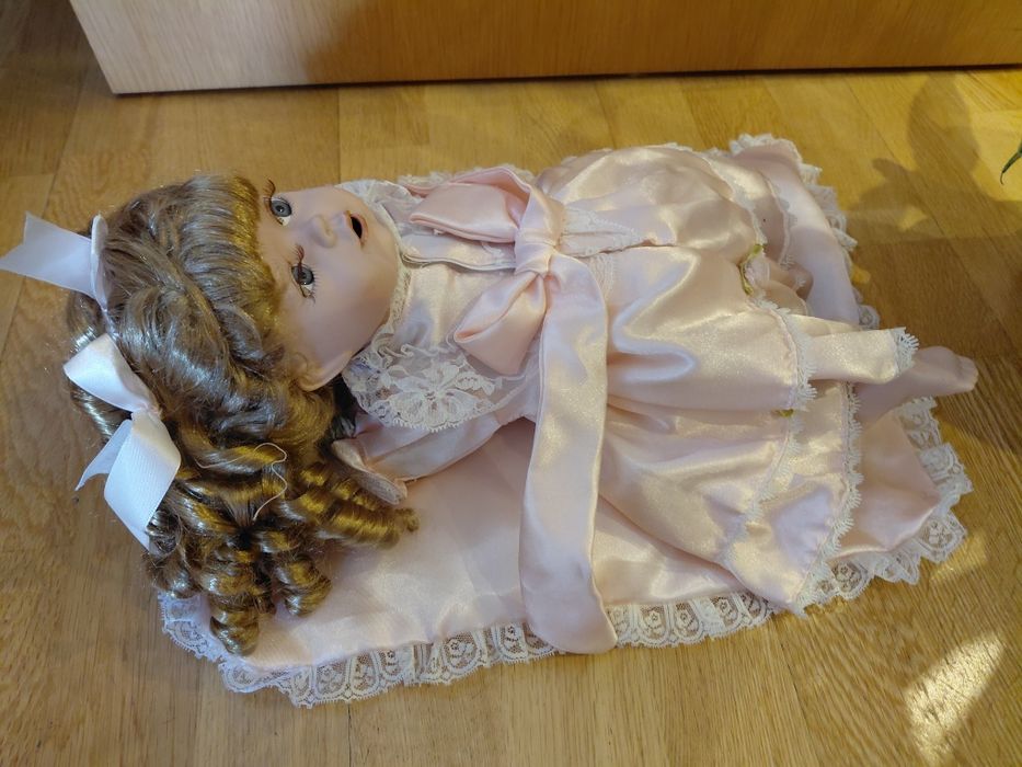 Boneca de porcelana com almofada