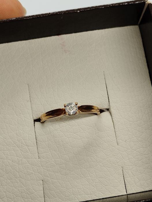 Золотое кольцо с бриллиантом 1.86 грамма 16.8 размер