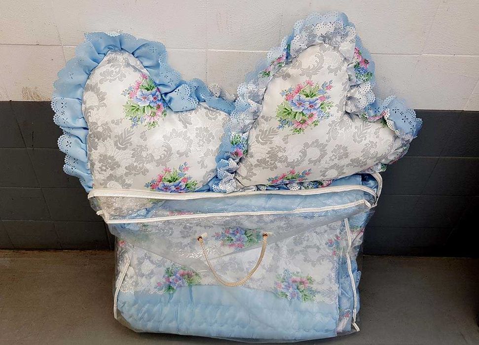 Edredão colcha azul c/ folhos, 1 travesseiro e 2 almofadas coração