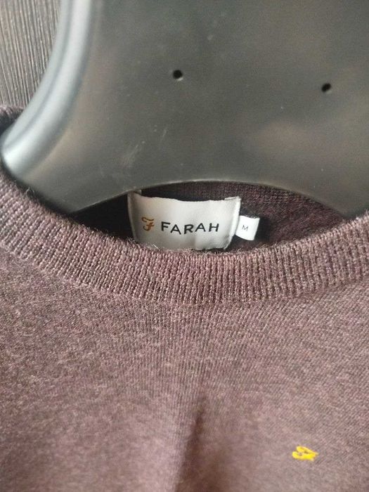 Вовняна кофтинка в трендовому кольорі.