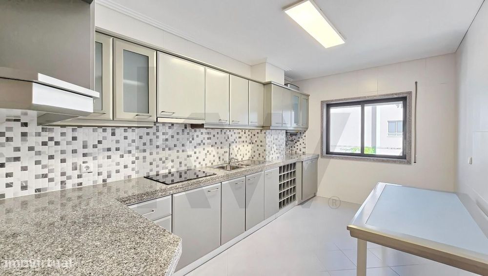 T2 Remodelado no Bairro do Alboi | Vistas de Parque e Garagem Fechada