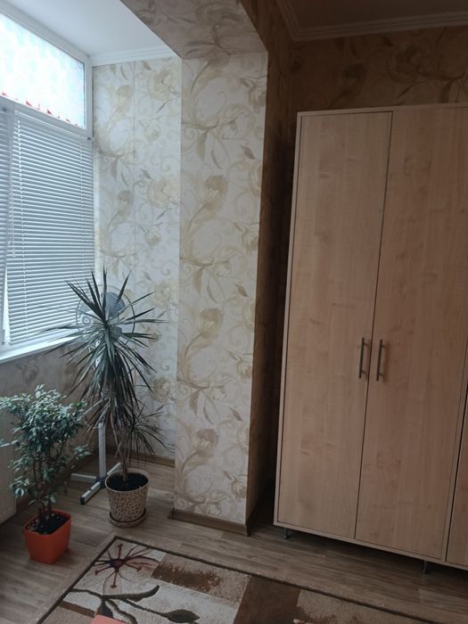 велика 2 кімн новобудова  70 м, газове опалення.
