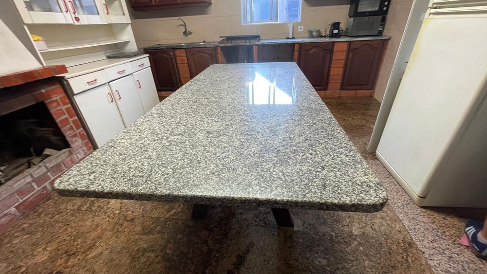 Mesa grande de granito