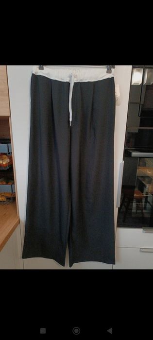 Czarne spodnie z szeroką nogawką