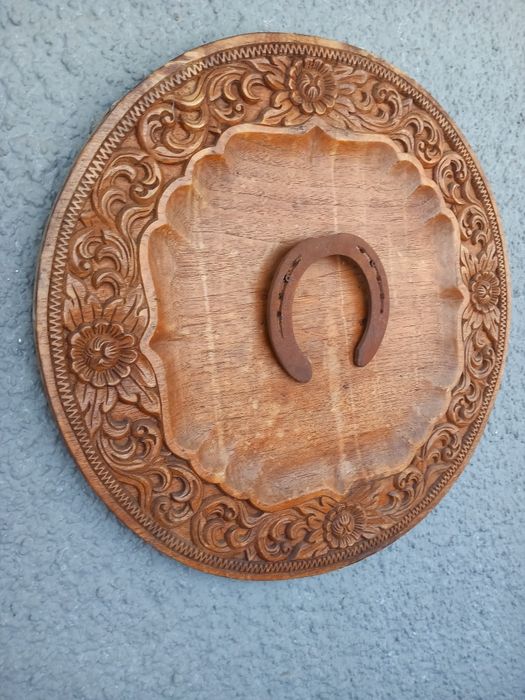 Jugo antigo mais moldura em madeira.