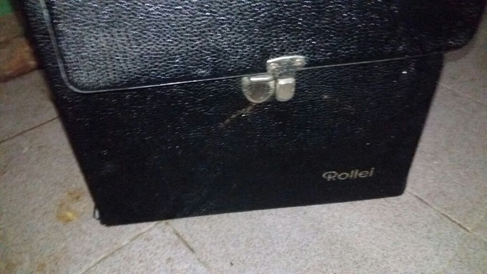 Retroprojector antigo com todas as ligações com com caixa