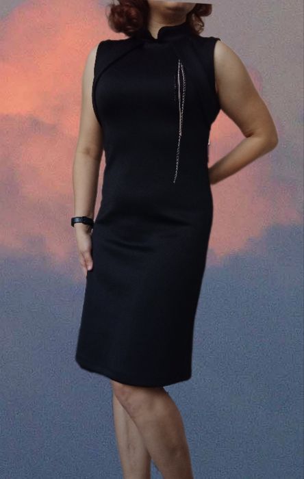 Чорна сукня з цепочкою