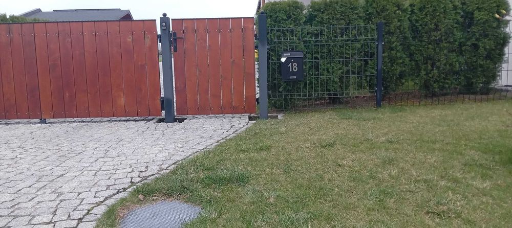 Brama wjazdowa do podwórka  i ogrodzenie