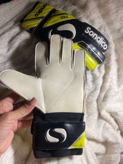 Перчатки футбольні