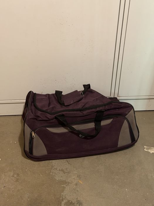 Fioletowa torba podróżna na kółkach American Tourister – rozmiar M/L