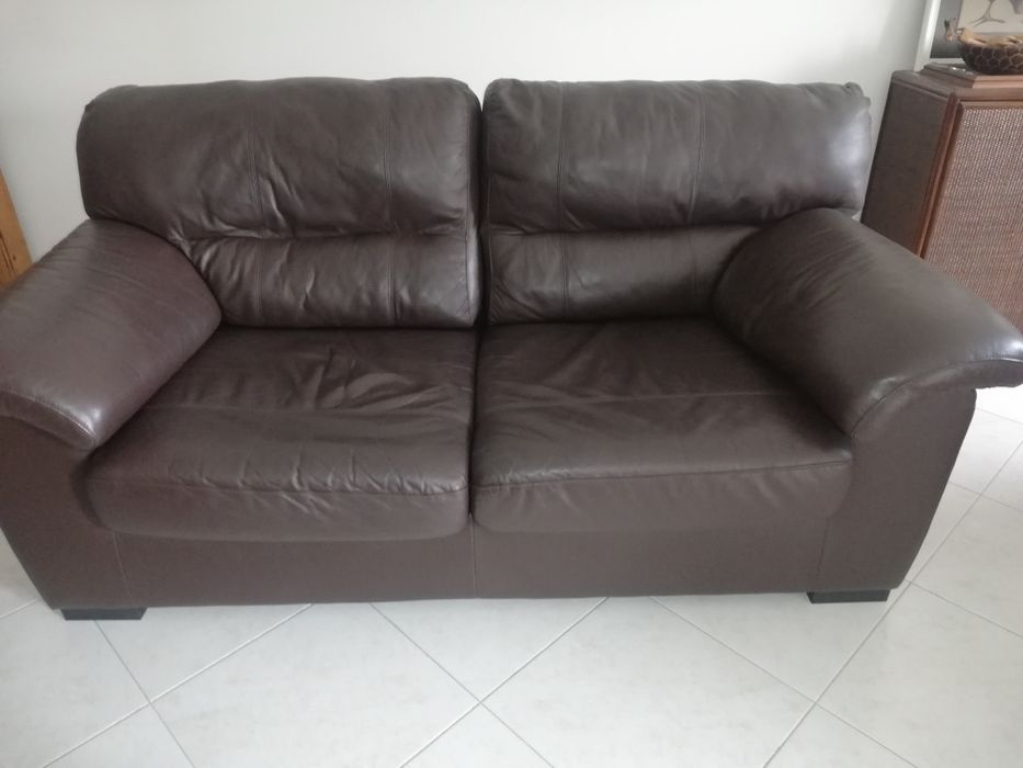 Sofá em pele sintética castanho escuro