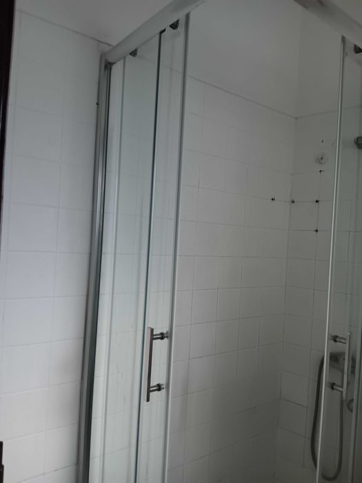 Cabine de duche com pouco uso