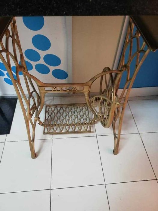 Pé de maquina de costura Marca Meca pintado cor de ouro