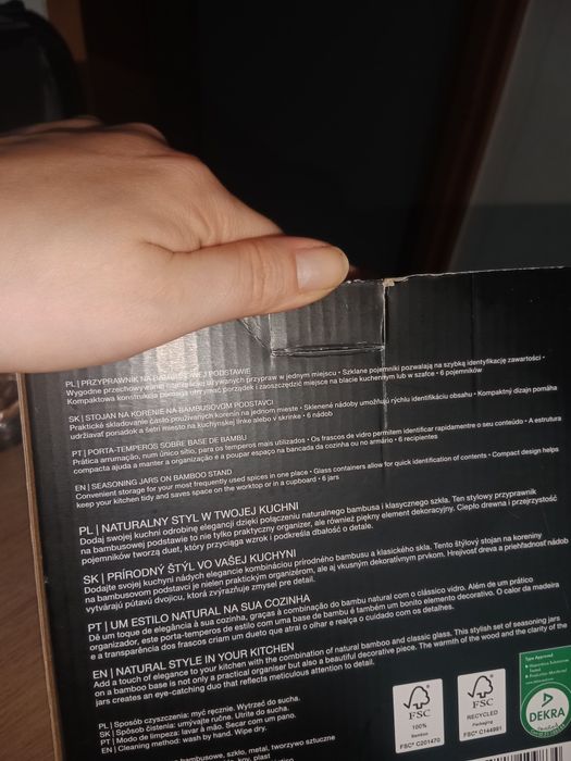 Przyprawnik na bambusowej podstawce. Słoiczki na przyprawy.