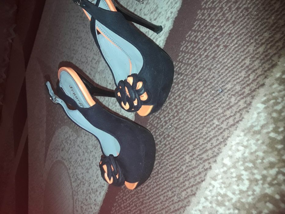 продам сандалі для дівчини розмір 36