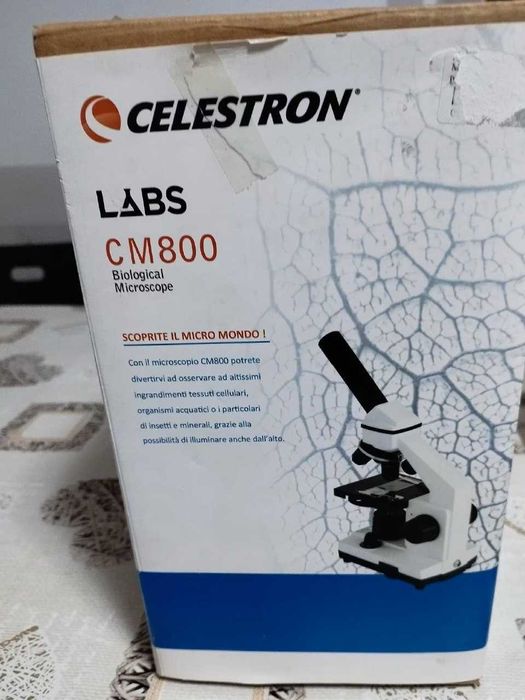 Microscópio Celestron CM800