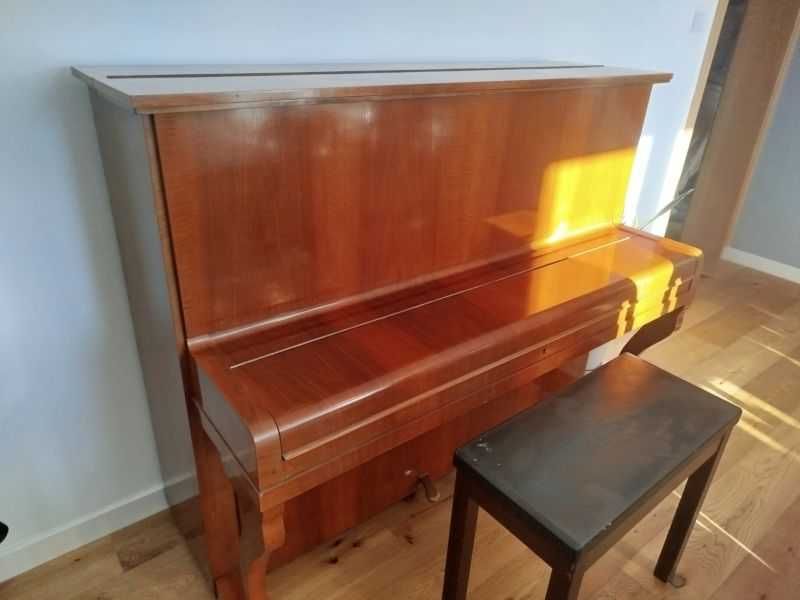 Pianino LEGNICA – solidne, klasyczne | do strojenia