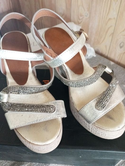 Продам босоніжки.