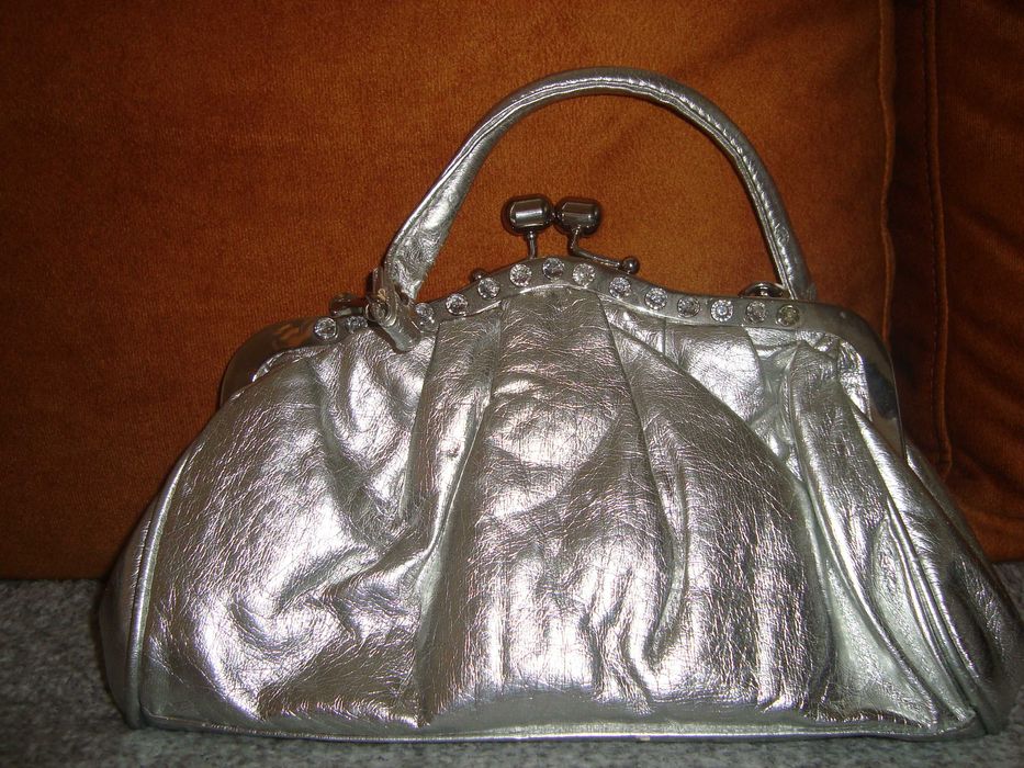 Śliczna srebrna kopertówka z uchem i na łańcuszku okazja