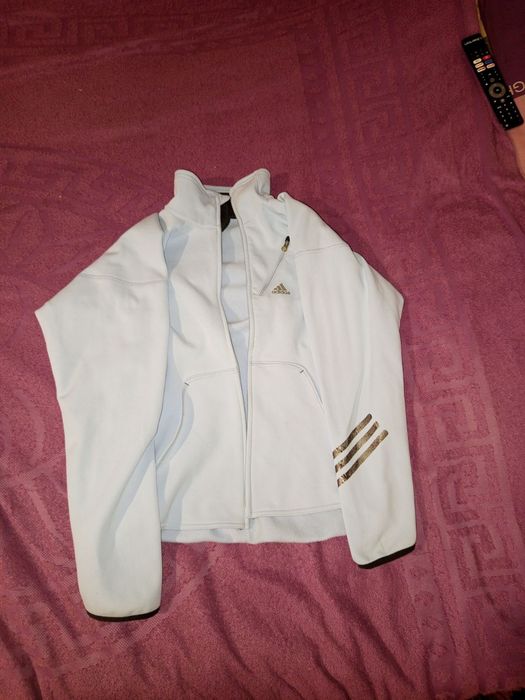 Продам кофту з вирваним замком