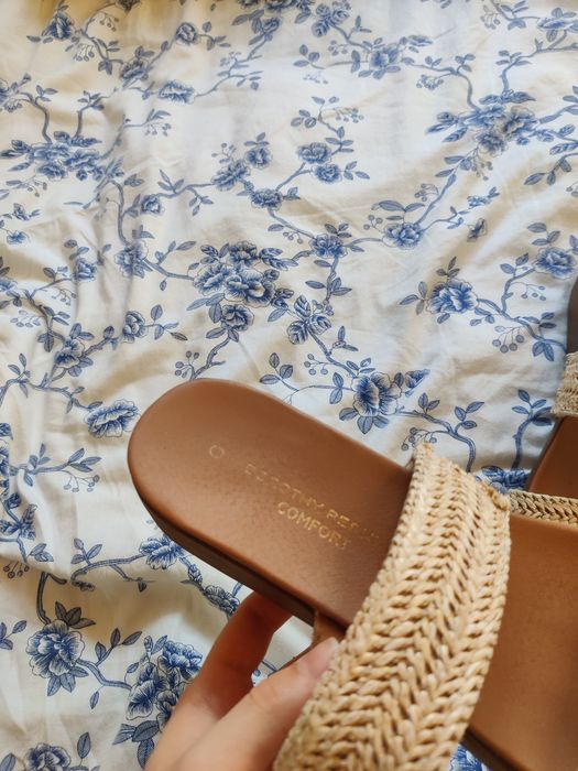 Letnie, beżowe klapki Dorothy Perkins