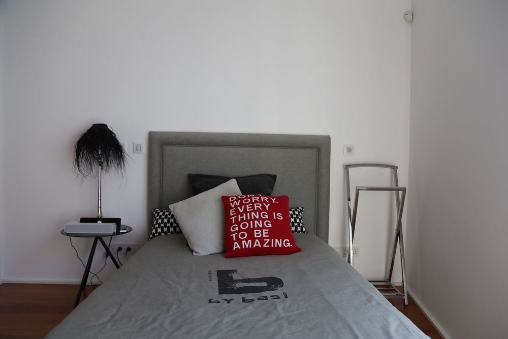 Cabeceira de cama estofada em tecido cinza – 142 × 122 cm