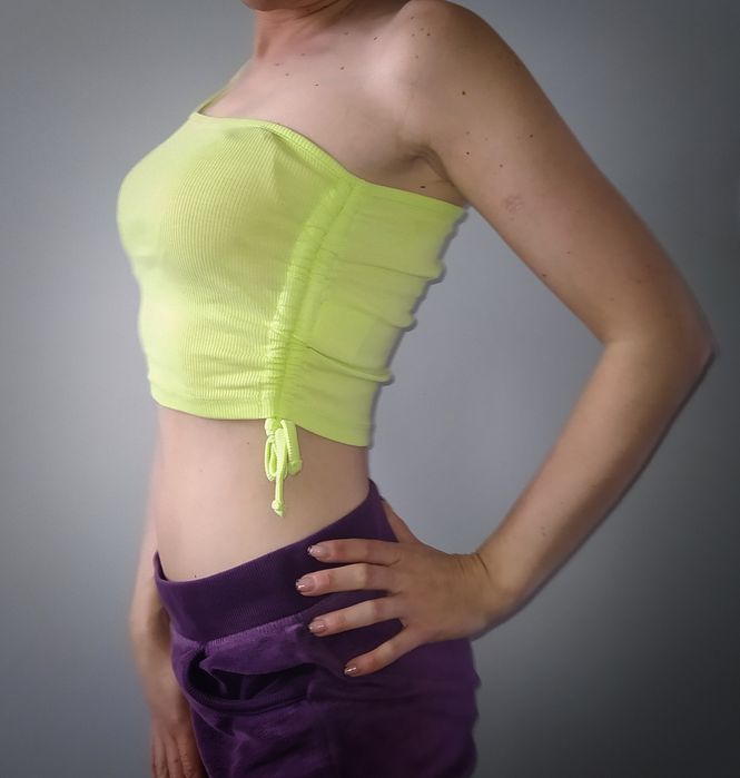 Crop top w prążek na jedno ramię