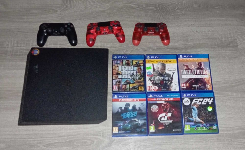 ps4 pro używany w bardzo dobrym stanie