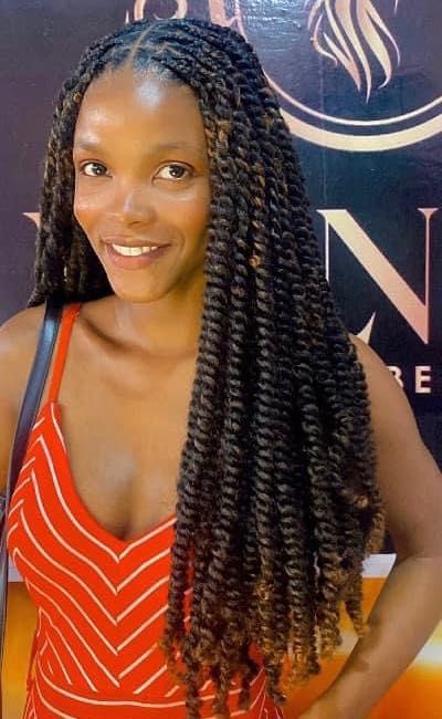 Tranças africanas de qualidade e aplicação de cabelo/tissagem