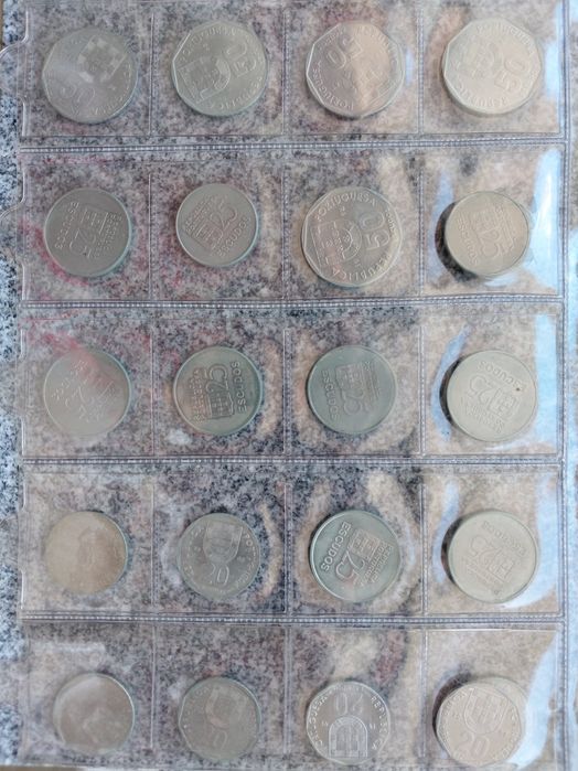 Caderneta com 21 Moedas de 20, 25 e 50 Escudos, das últimas décadas da República (anos 70, 80 e 90)
