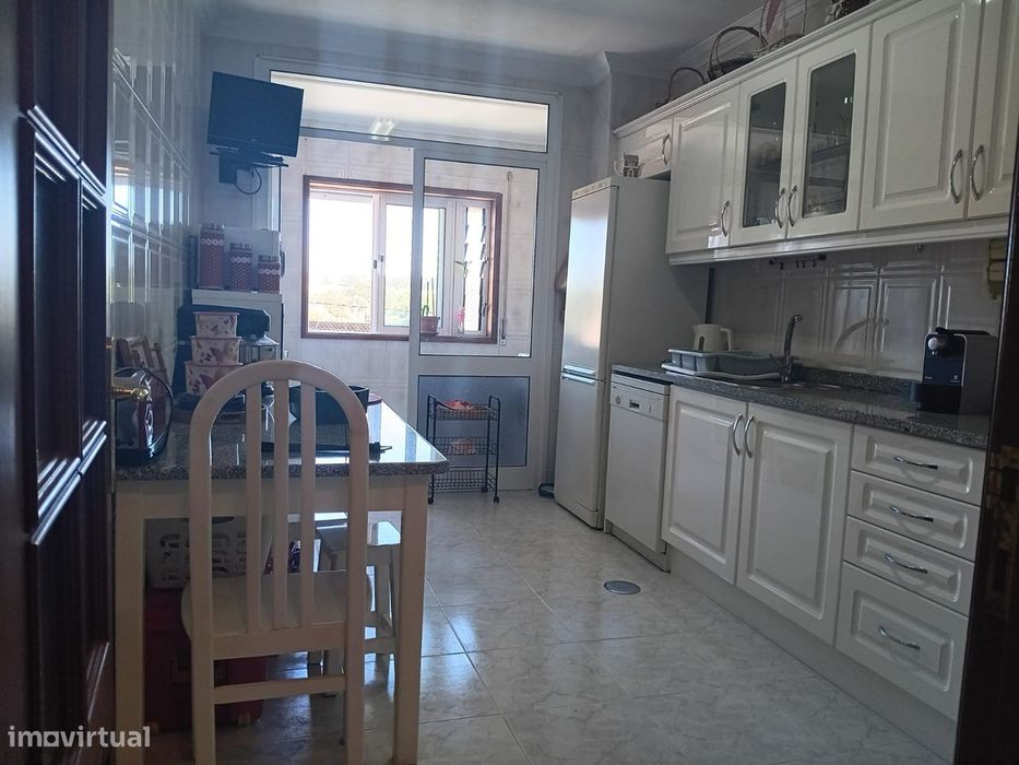 T2 mobilado com varanda , garagem em Canidelo