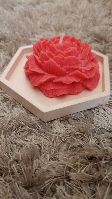 Vela Artesanal em Forma de Rosa – Aroma a Canela + Base em Cerâmica