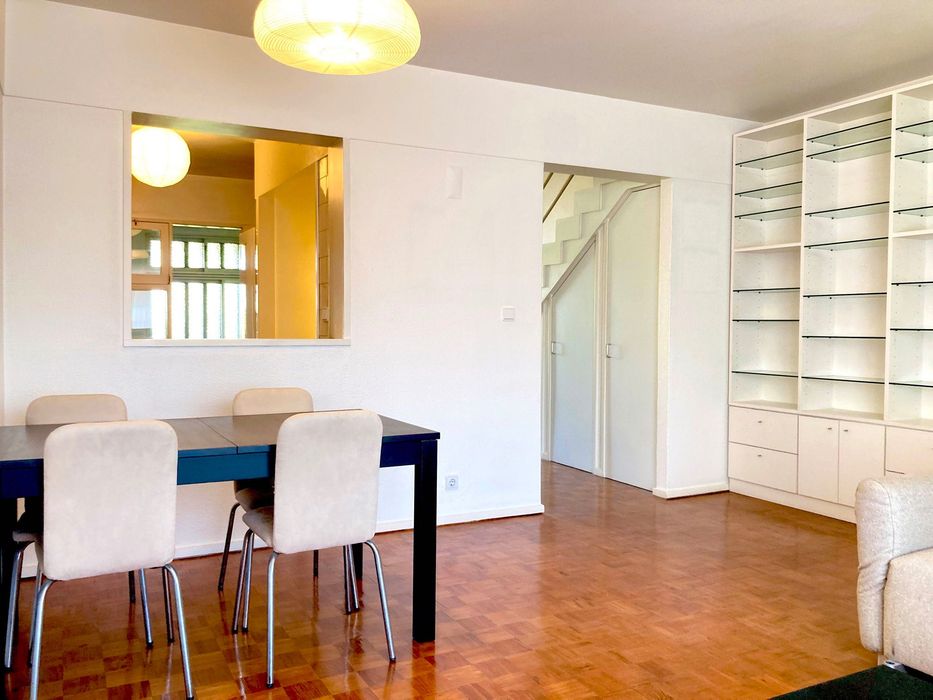 Duplex T2/T3, com 103 m², no centro de Telheiras
