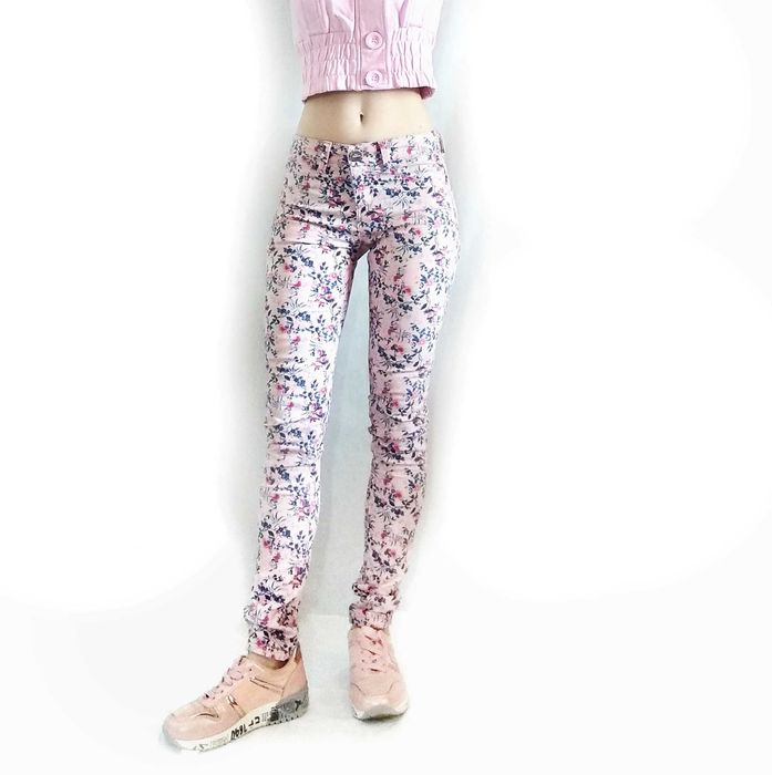 Джинсы для девочки нежно розовые в цветочек на рост 155-160см