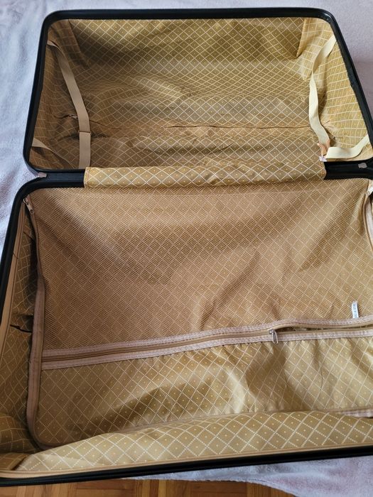 Duża  walizka z kółkami obrotowymi