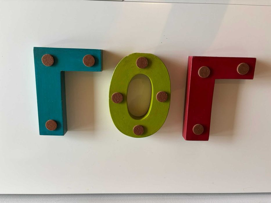 Conjunto de letras decorativas formando a palavra “LOL”