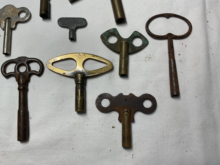 Conjunto de 10 chaves antigas para relogios
