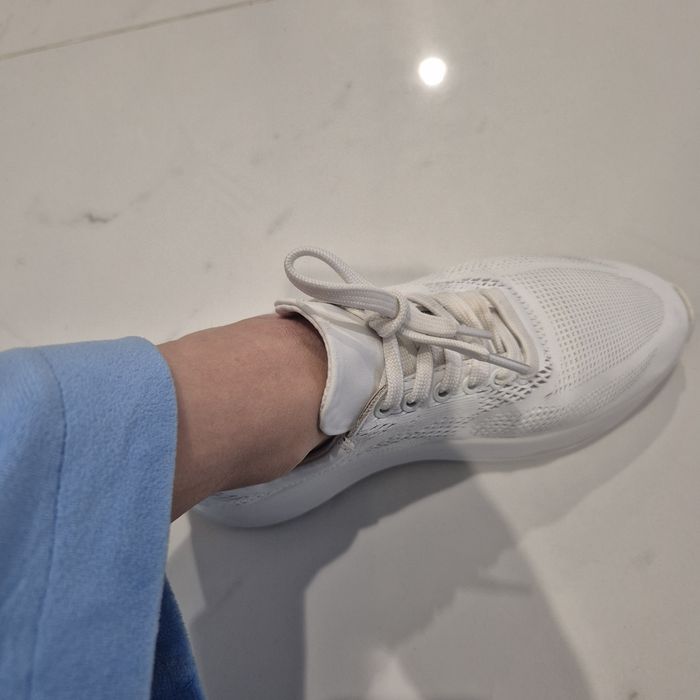 Шкіряні білі кросівки