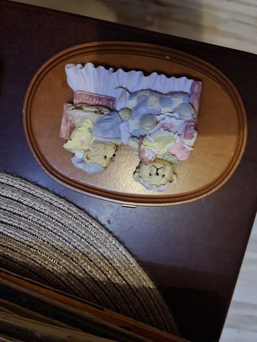 Dwa misie na drewnianej ramce