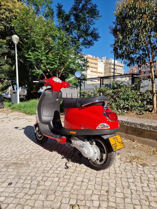 scooter vespa vermelha LX 50