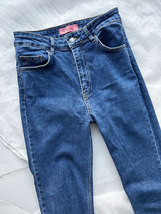 Джинси скіні та кльош різні роміри